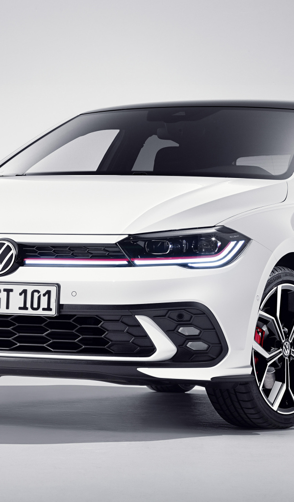 Белый автомобиль  Volkswagen Polo GTI 2021  года вид спереди