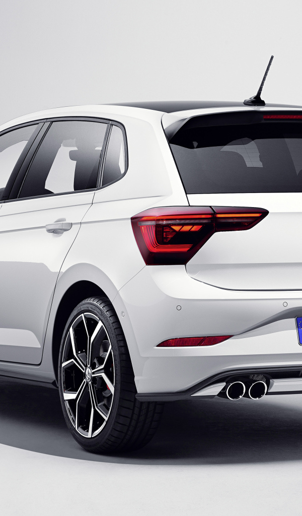 Белый автомобиль Volkswagen Polo GTI 2021 года вид сзади