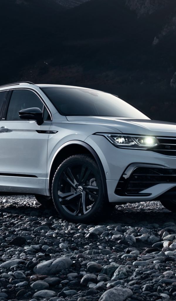 Внедорожник Volkswagen Tiguan 4MOTION R-Line 2021 года в горах