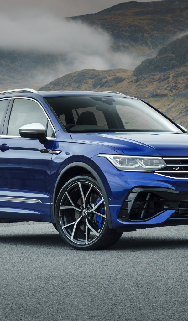 Синий кроссовер Volkswagen Tiguan R 2021 года на фоне гор