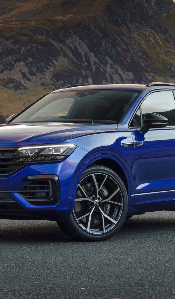 Внедорожник Volkswagen Touareg R E Hybrid 2021 года у гор