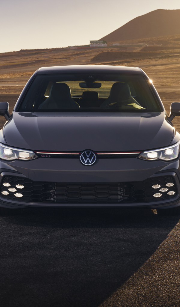 Автомобиль Volkswagen Golf GTI, 2022 года в пустыне
