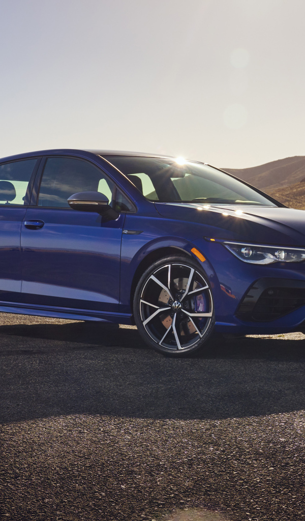 Синий автомобиль  Volkswagen Golf R, 2022 года в пустыне