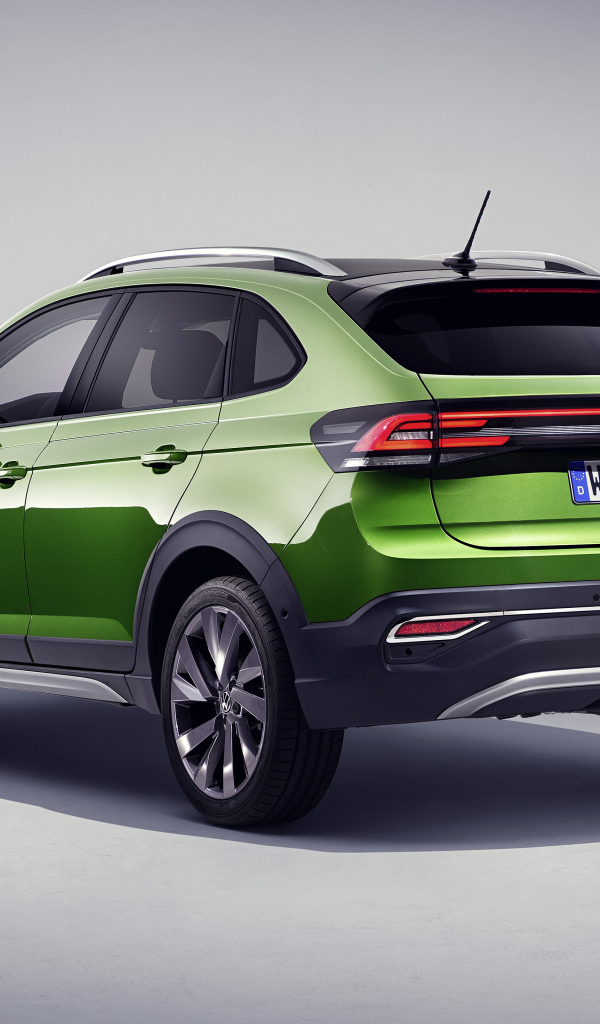 Зеленый Volkswagen Taigun 2021 года вид сзади