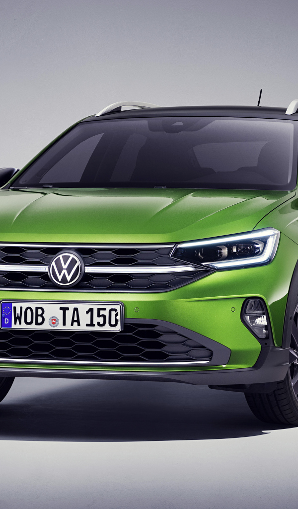 Зеленый стильный Volkswagen Taigo 2021 года на сером фоне