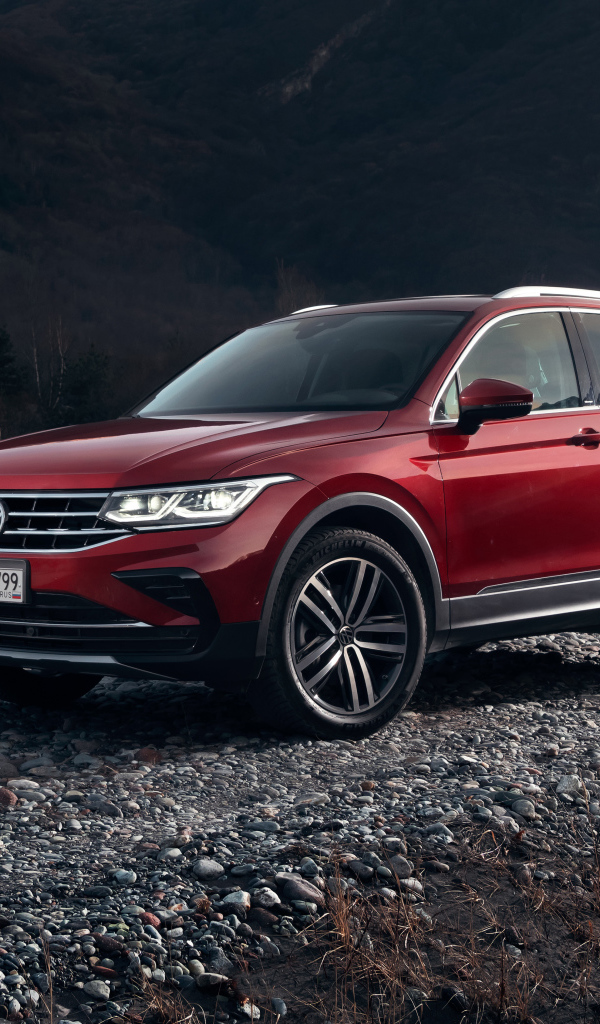 Красный внедорожник Volkswagen Tiguan 4MOTION 2021 года в горах