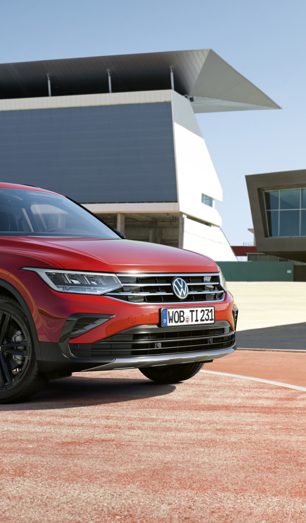 Красный внедорожник Volkswagen Tiguan Urban Sport 2021 года