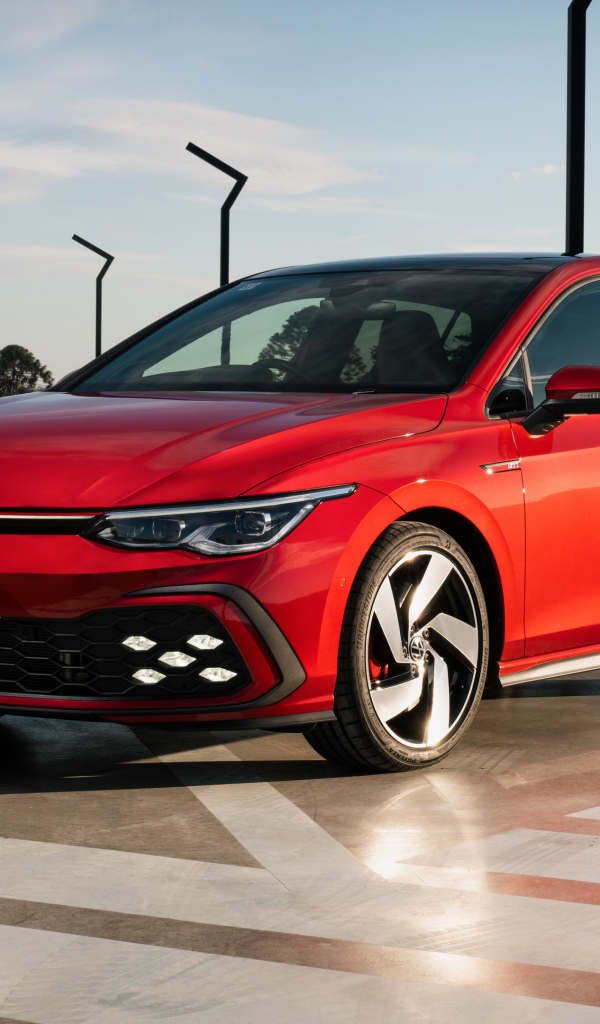 Красный Volkswagen Golf GTI 2021 года