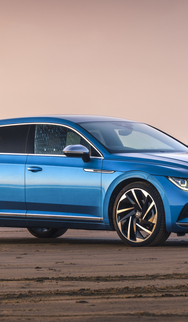 Автомобиль Volkswagen Arteon Shooting Brake Elegance  на фоне моря