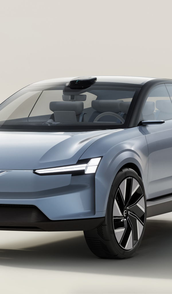 Серебристый автомобиль Volvo Concept Recharge 2021 года