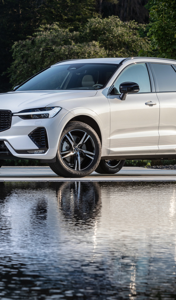 Белый автомобиль Volvo XC60 у воды 