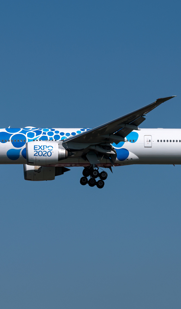 Пассажирский Boeing  777-300ER авиакомпании  Emirates в небе