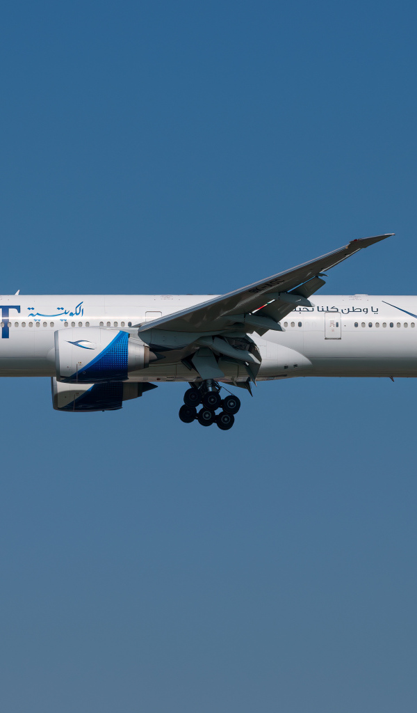 Самолет 777-300ER авиакомпании Kuwait в голубом небе