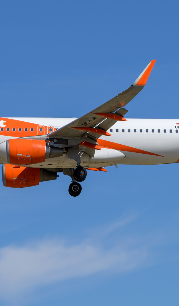 Пассажирский Airbus  A320-200S авиакомпании  EasyJet Europe в море