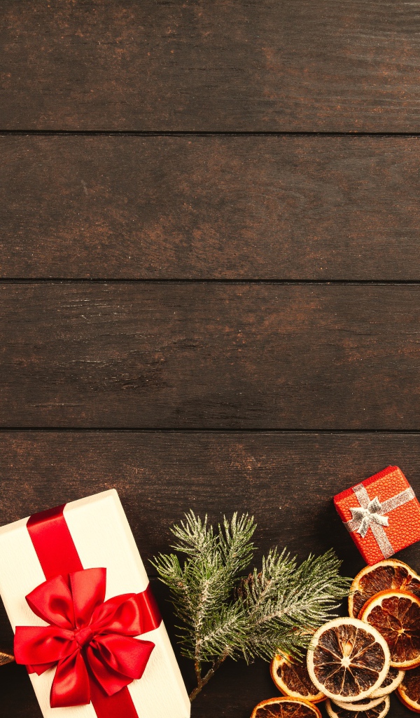 Много подарков с игрушками на деревянном фоне 