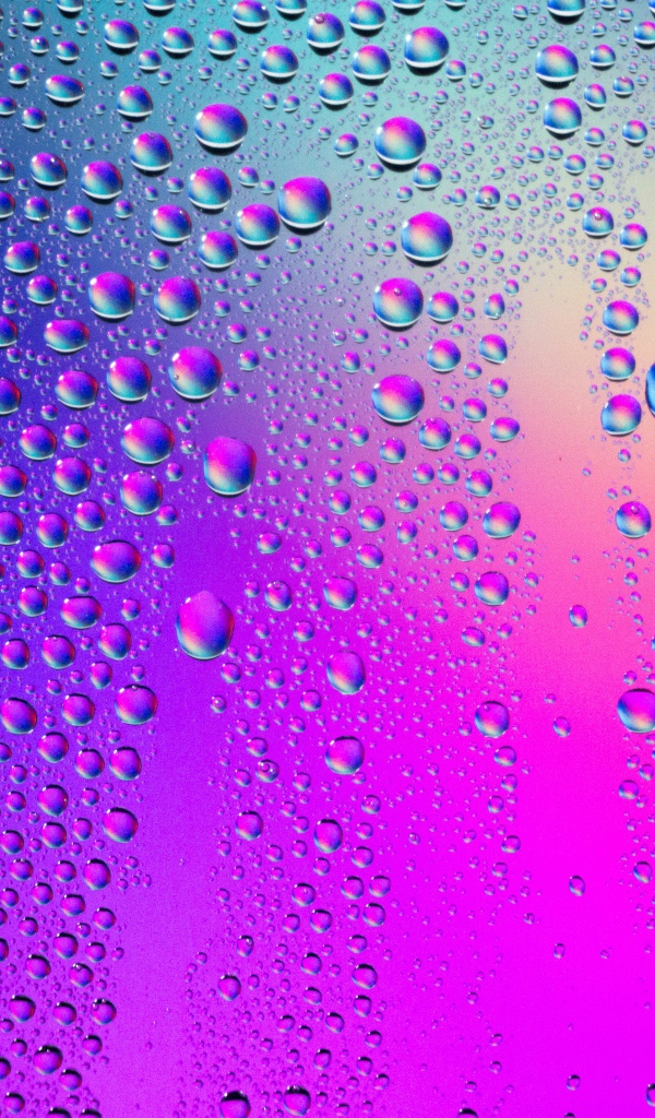 Пурпурный фон с каплями воды 