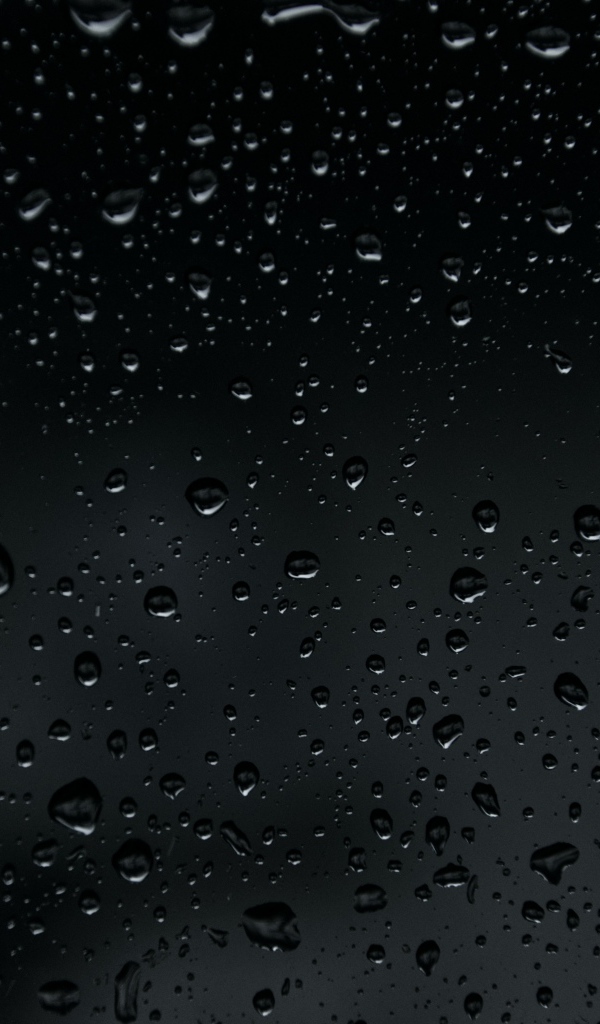 Брызги дождя на черном фоне 