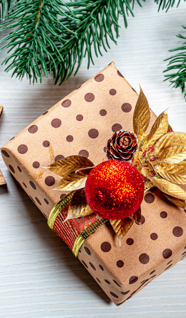 Подарок, снежинка и еловая ветка на Рождество 