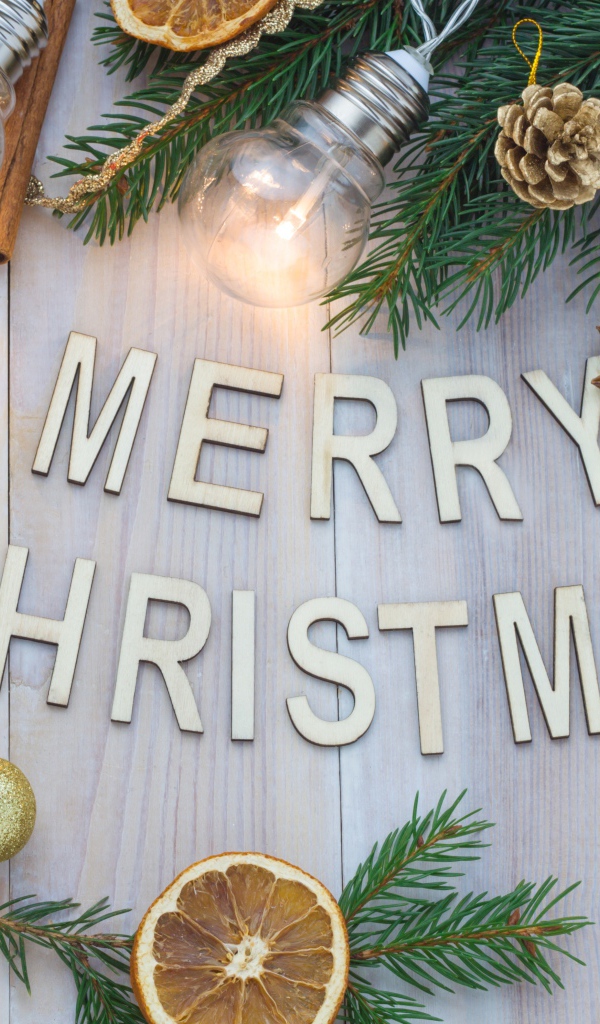 Надпись Счастливого Рождества с декором на деревянном фоне