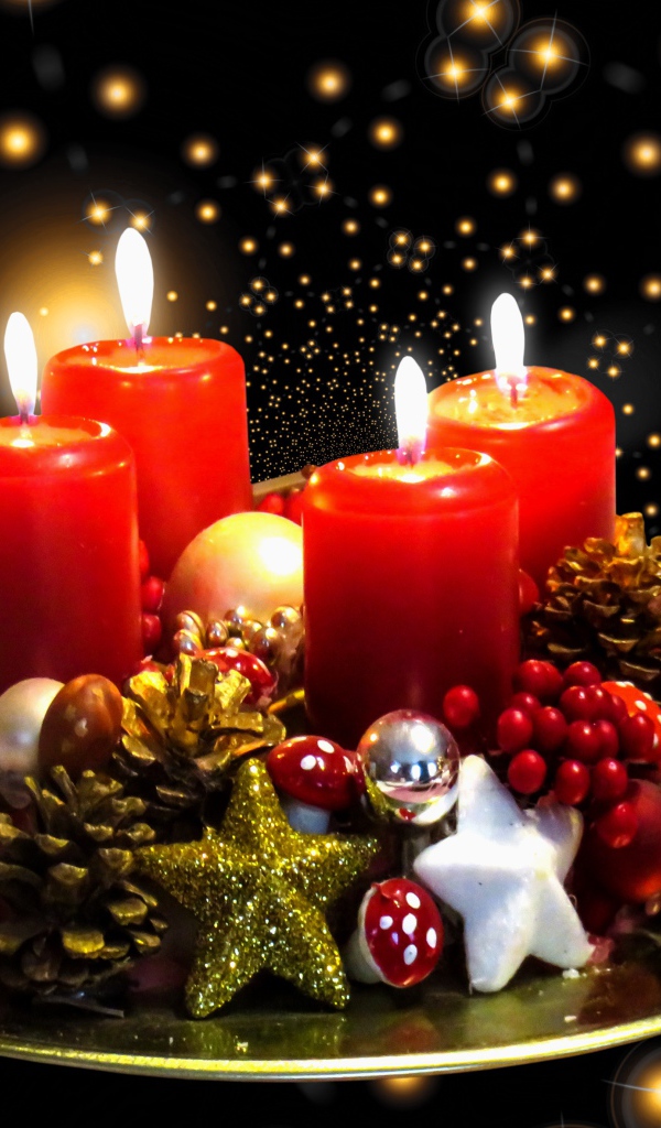 Зажженные красные рождественские свечи с украшениями