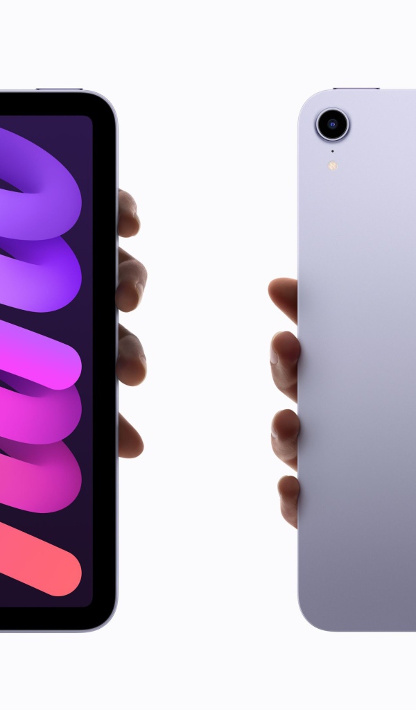 Новый стильный  iPad Mini 2021 года в руке