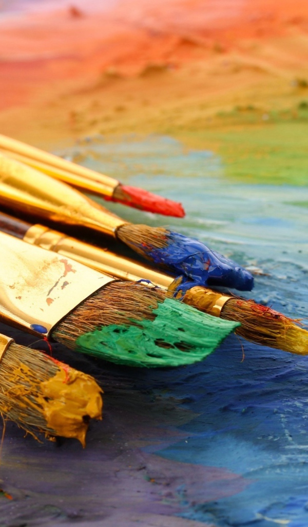 Кисточки художника в красках 