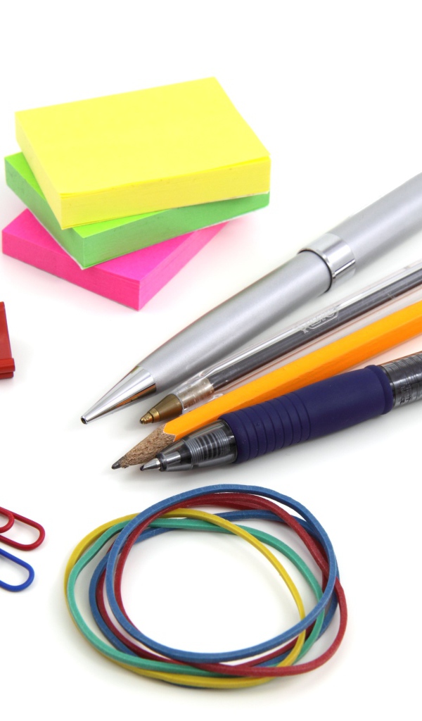 Разные канцелярские предметы на белом фоне