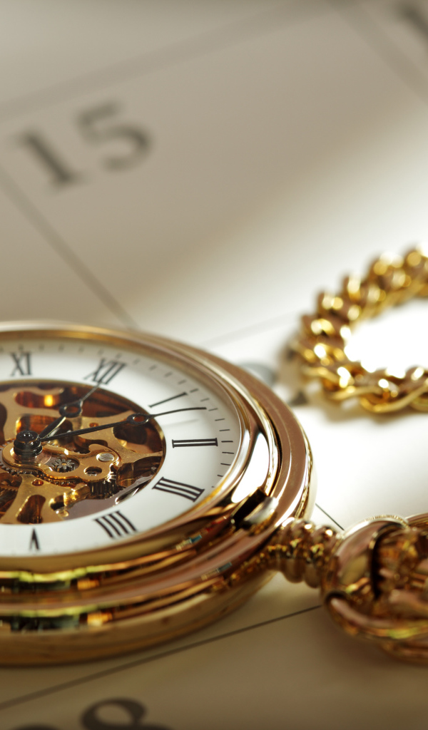 Красивые золотые карманные часы на цепочке