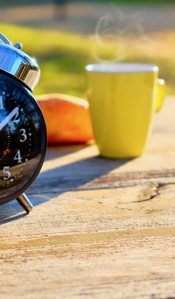 Большой черный будильник на столе