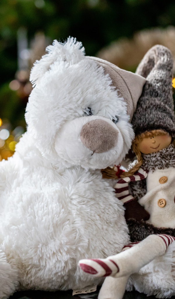 Большой белый медведь с гномом 