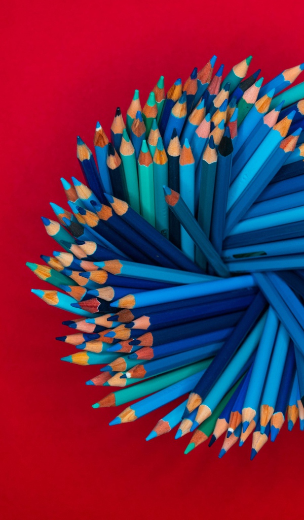 Синие карандаши на красном фоне