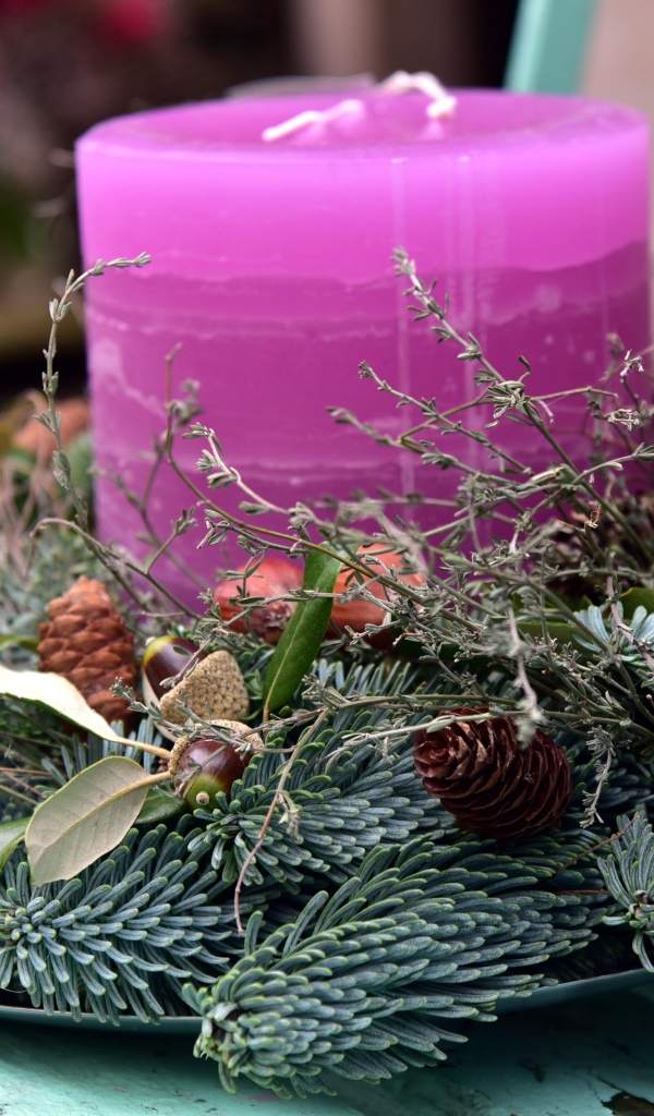 Свеча с венком на лавке 