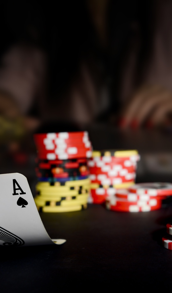 Карты и фишки для игры в покер в казино