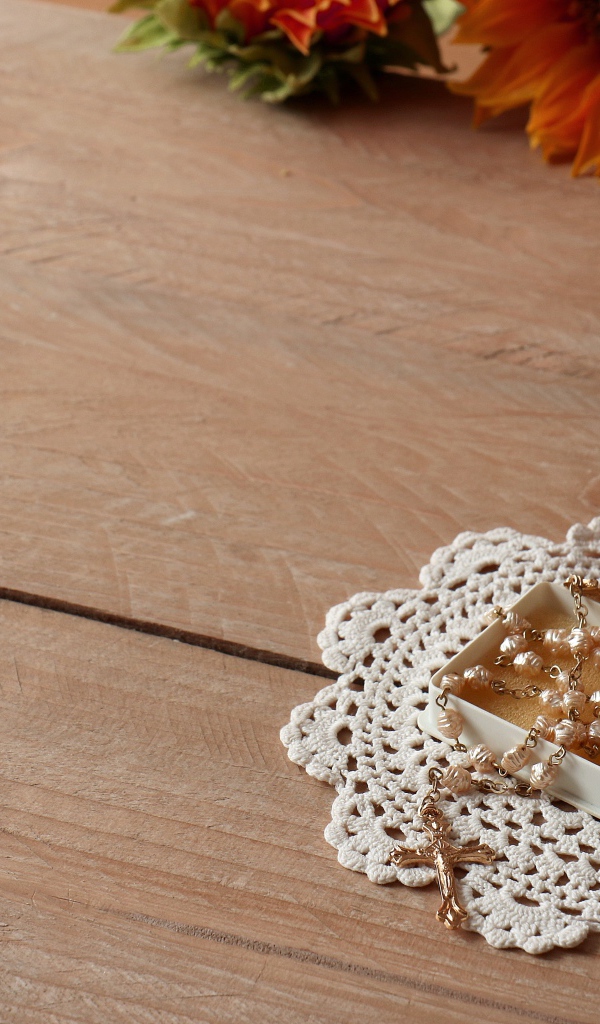 Крестик на цепочке с салфеткой на столе