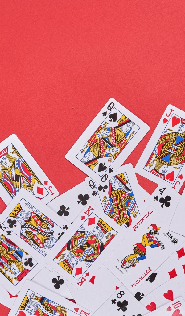 Колода игральных карт на красном фоне