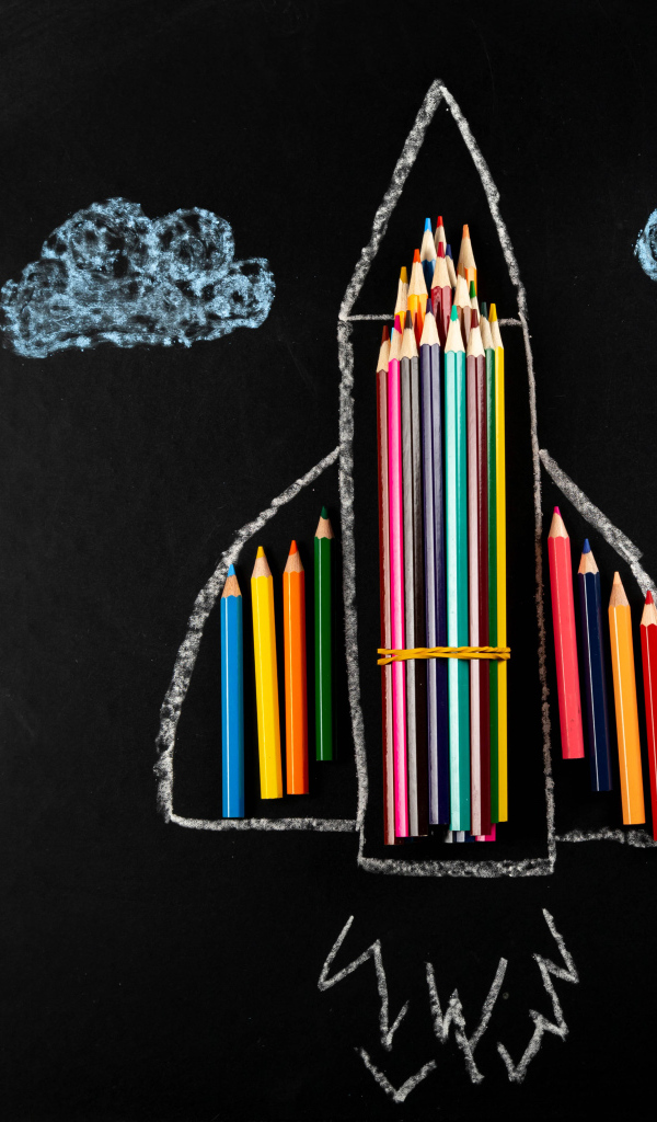 Нарисованная ракета с мелом и карандашами 