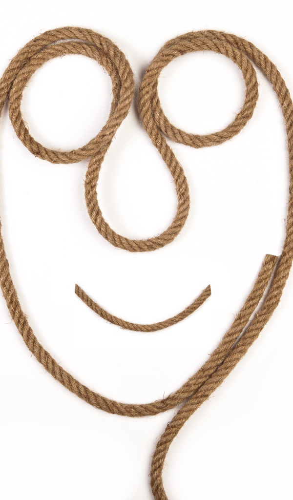 Лицо из веревки на белом фоне