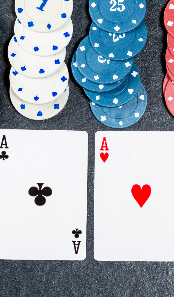 Четыре туза с фишками на сером столе