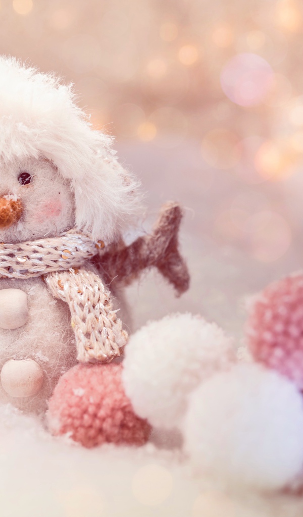 Смешной снеговик из мягких шариков