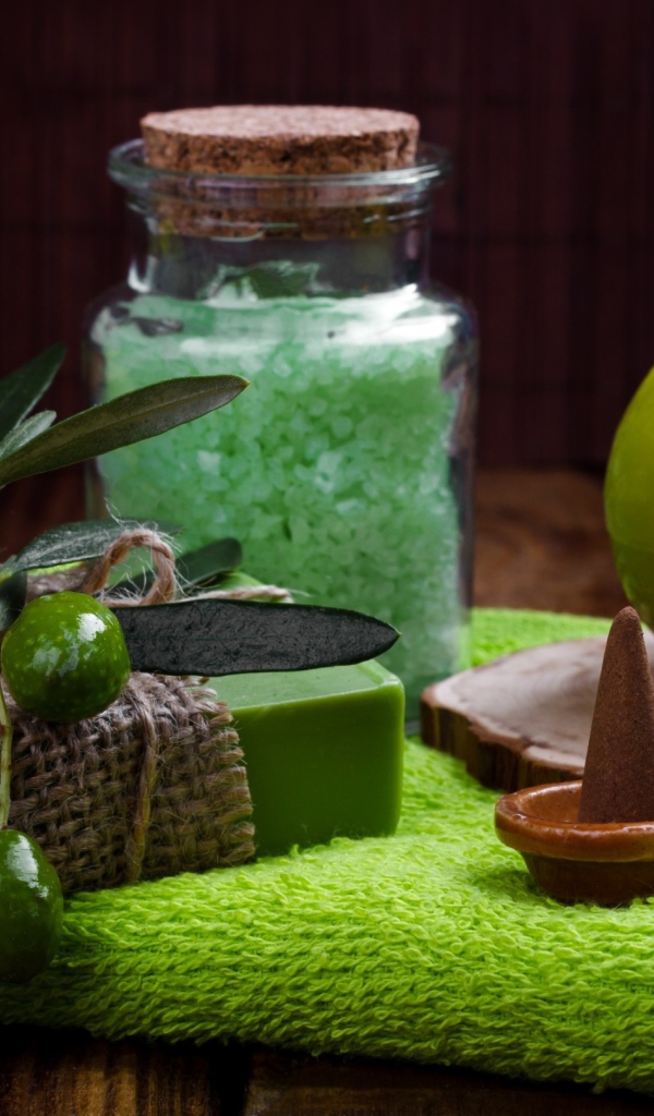 Зажженная свеча и мыло с оливками  и солью 