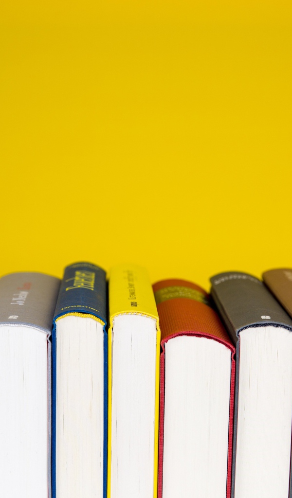 Много книг на желтом фоне