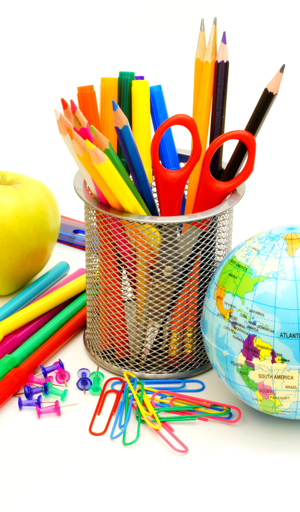 Много различных канцелярских предметов на белом фоне