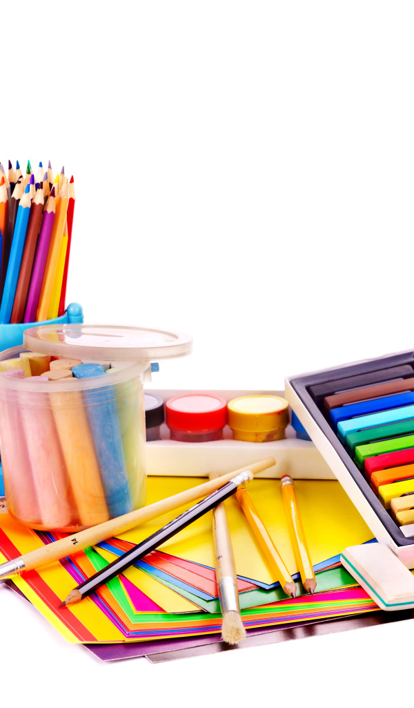 Много разноцветных предметов для рисования на белом фоне 