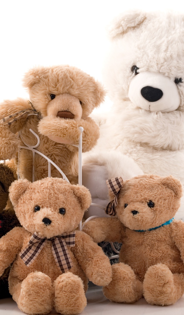 Много игрушечных медведей на детской кровати