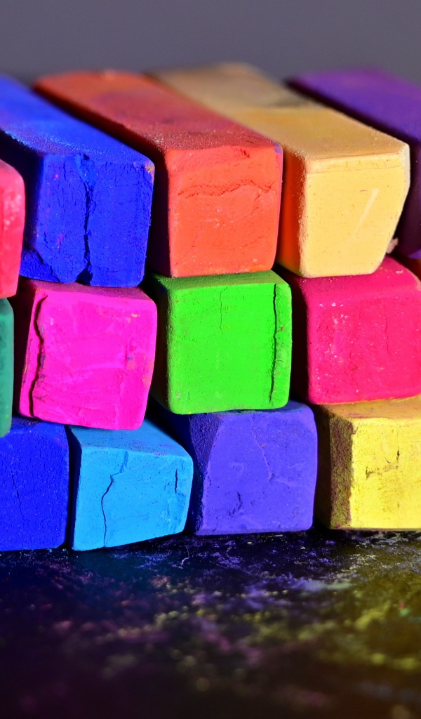 Разноцветные мелки для школы на черной поверхности 