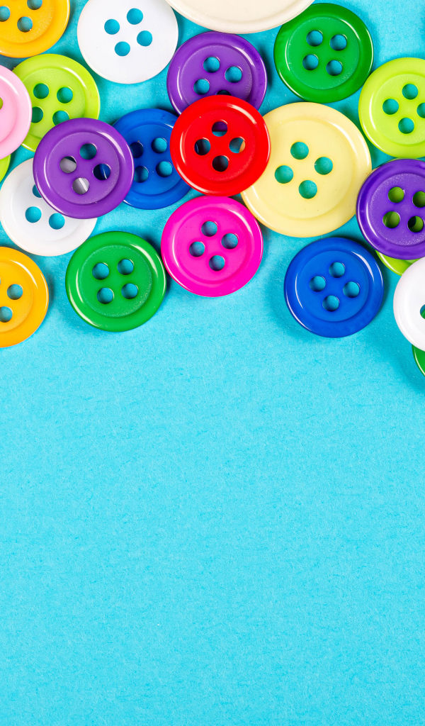Разноцветные пуговицы на голубом фоне