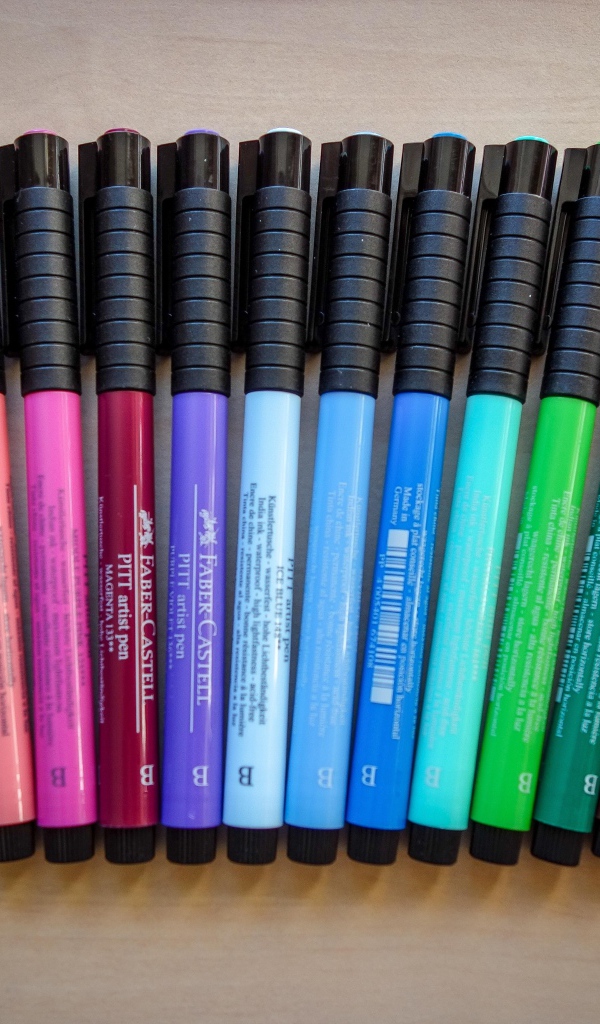 Разноцветные фломастеры с черными колпачками