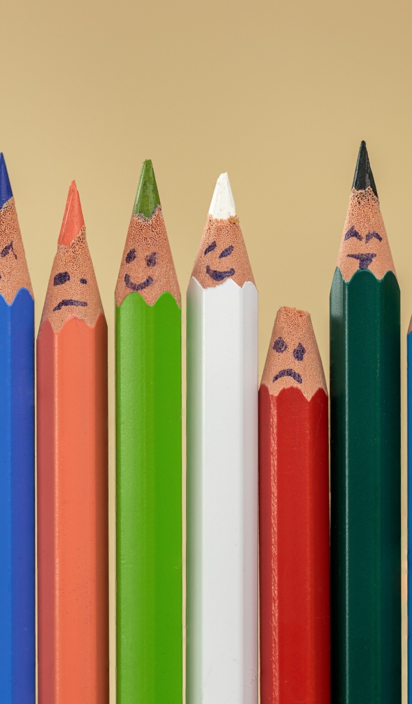 Разноцветные карандаши с нарисованными смайликами 