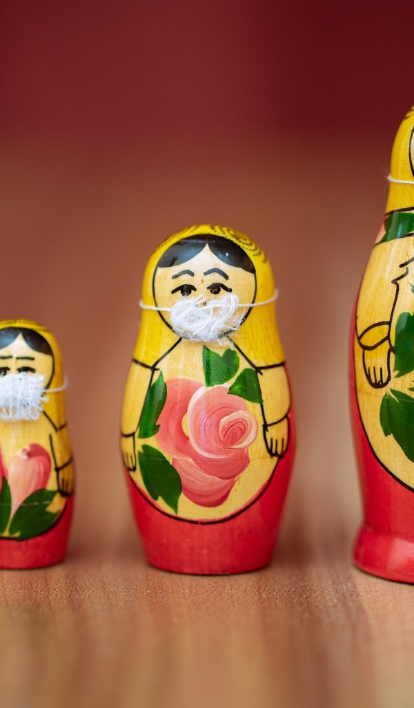 Матрешки в медицинских масках от коронавируса 