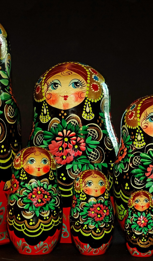 Фигурки матрешки с народным орнаментом